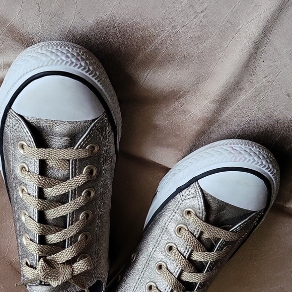 Converse All Star EUC women's metallic gold tennis shoes size 7 - Picture 2 of 9
